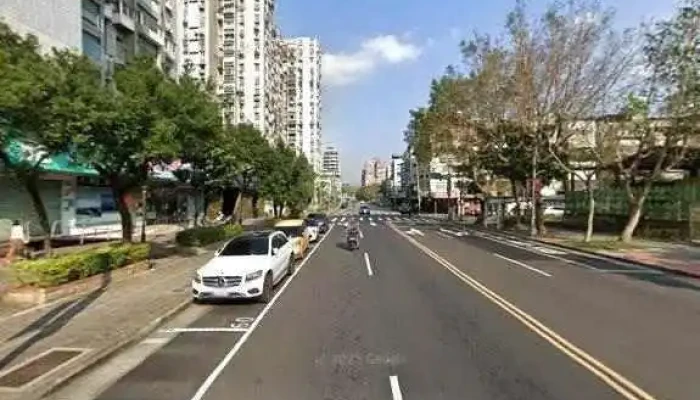 Jia Le Fu Chao Shi Tai Bei Guang Fu Dian Jie Jing He 360 Du Quan Jing Zhao - Taipei City, Songshan District