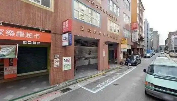 Jia Le Fu Chao Shi Tai Bei Ji Nan Dian Jie Jing He 360 Du Quan Jing Zhao - Taipei City, Zhongzheng District
