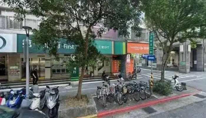 Jia Le Fu Chao Shi Tai Bei Ren Ai Dian Jie Jing He 360 Du Quan Jing Zhao - Taipei City, Da’an District