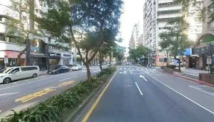 Jia Le Fu Chao Shi Tai Bei Song De Dian Jie Jing He 360 Du Quan Jing Zhao - Taipei City, Xinyi District