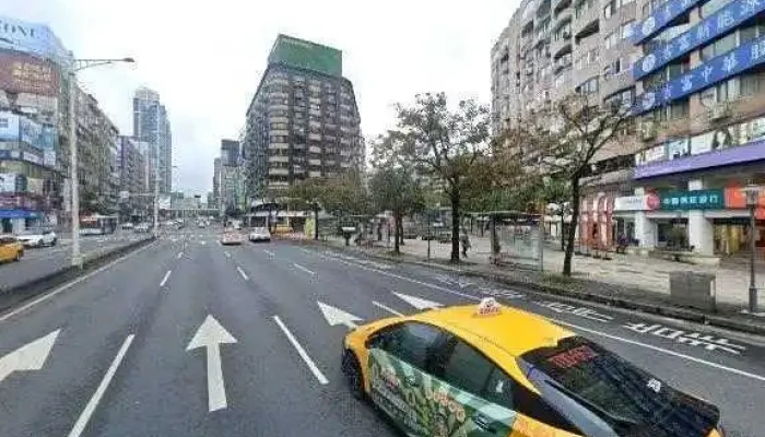 Jia Le Fu Chao Shi Tai Bei Zhong Xiao Dong Dian Jie Jing He 360 Du Quan Jing Zhao - Taipei City, Da’an District