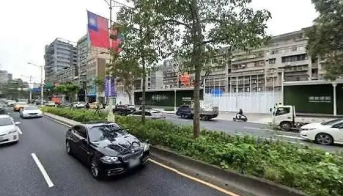 Jia Le Fu Chao Shi Tai Bei Zhong Xiao Dong Er Dian Jie Jing He 360 Du Quan Jing Zhao - Taipei City, Da’an District