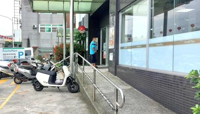 Quan Jia Bian Li Shang Dian Jia Yi Shang Xin Dian 便利店 - Chiayi City, West District