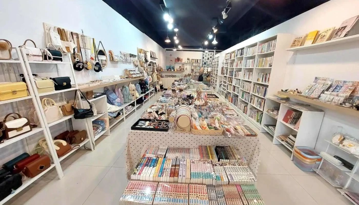 喃喃字旅二手书店 - 彰化縣彰化市